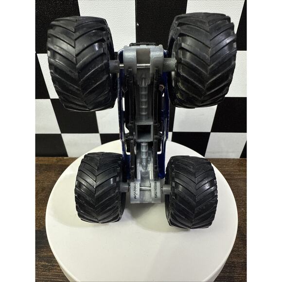 Monster Jam Truck Stone Crusher Monster Truck Scale 1:64 Spin Master Diecast Toy - Picture 9 of 9